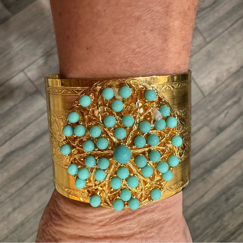 Gold bracelet with turquoise beading